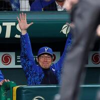４回、２点を先取し喜ぶ相川監督（撮影・西田忠信）
