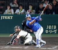 ９回、右前へ２点適時打を放つ代打・ビシエド（撮影・立川洋一郎）