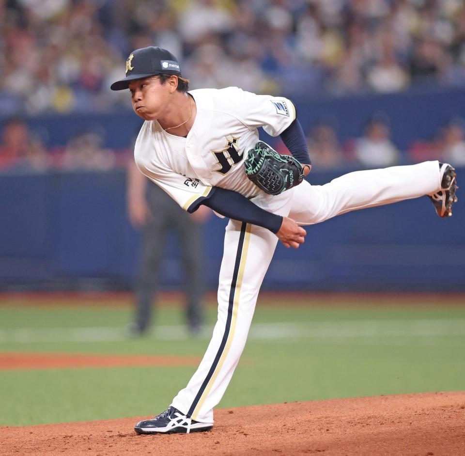 ２回、力投する先発投手の宮国（撮影・中田匡峻）