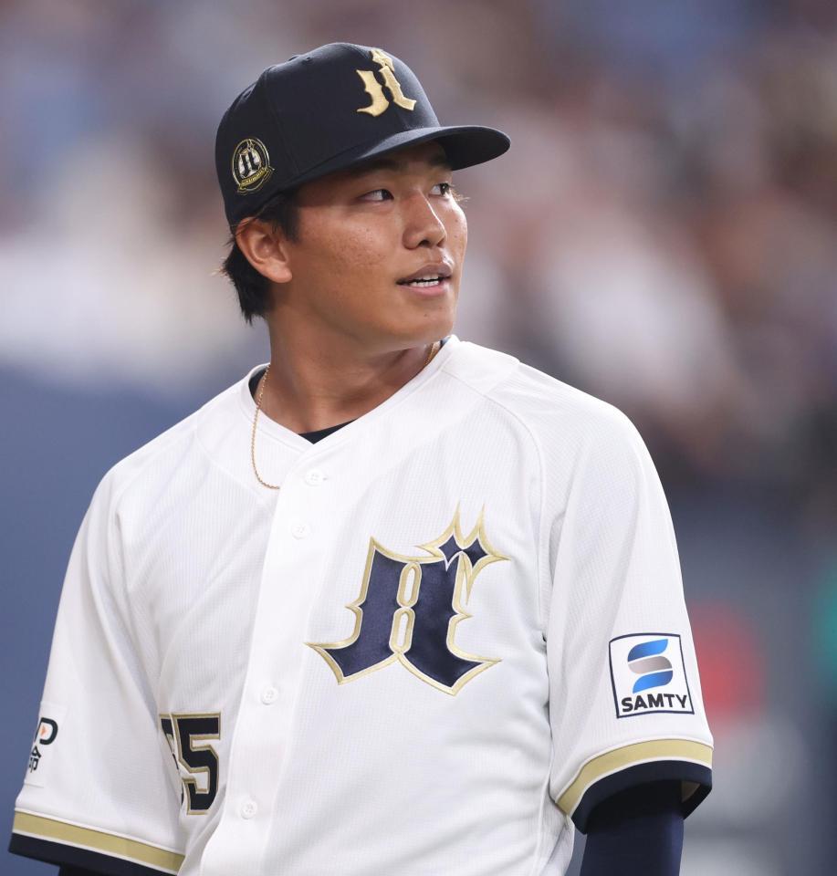 逆転を許した３回を投げ終え、悔しそうな表情でベンチに戻る宮国（撮影・中田匡峻）