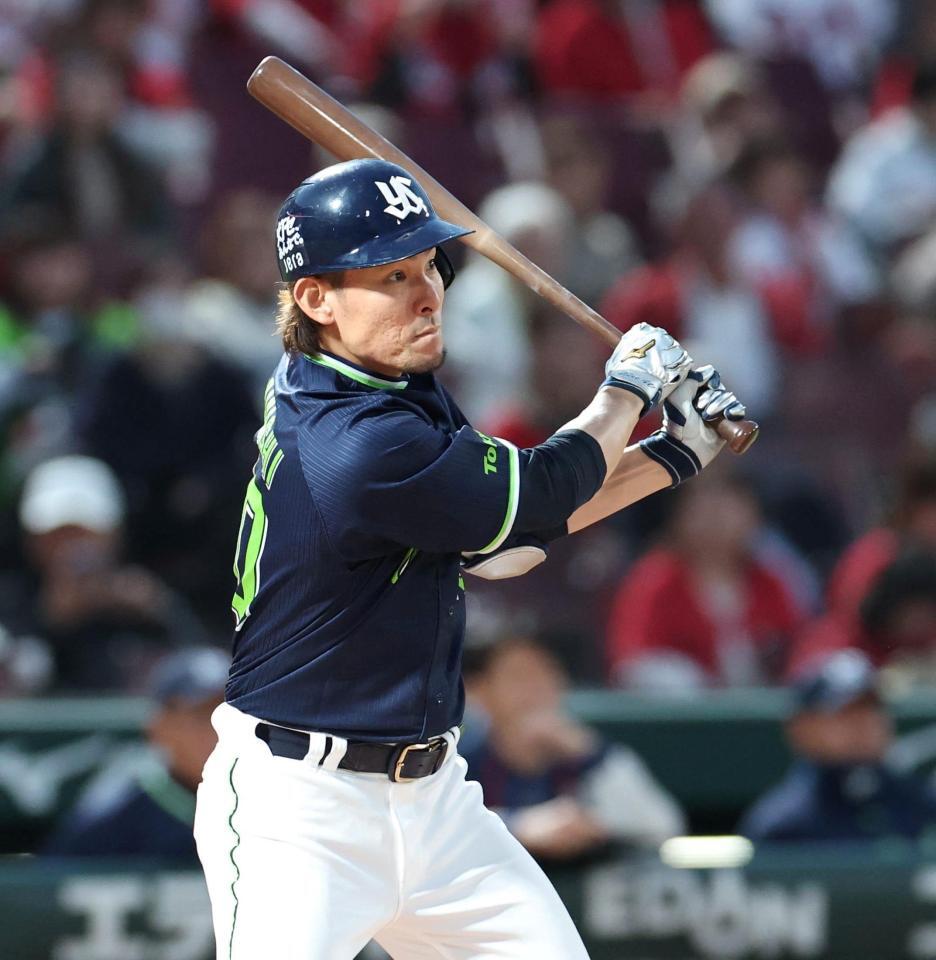 ４回、適時打を放つ高梨（撮影・北村雅宏）
