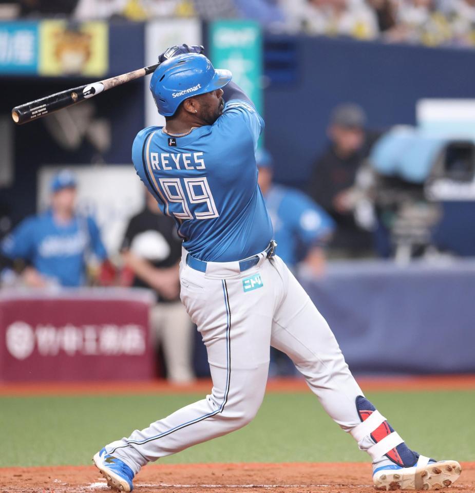３回、左中間へ逆転の２点適時二塁打を放つレイエス（撮影・中田匡峻）