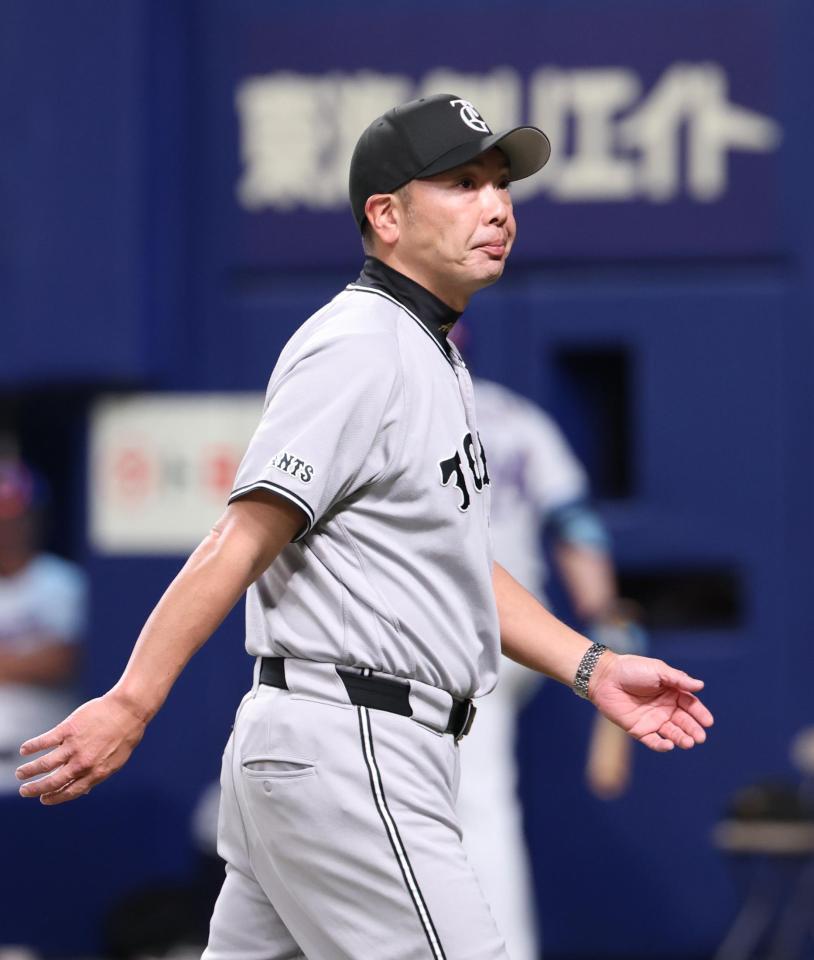 ５回、投手交代を告げた阿部監督