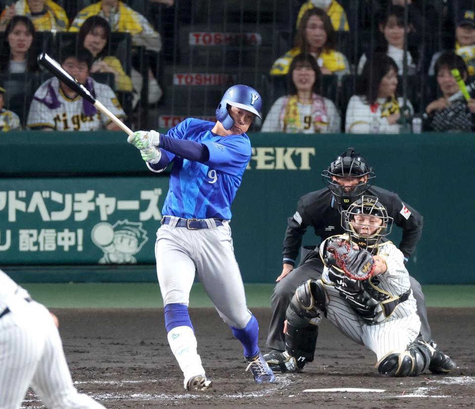 ４回、左前へ先制適時打を放つ京田（撮影・立川洋一郎）