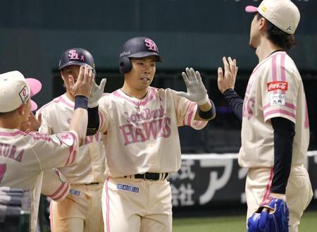 　３回、先制２ランを放ち、上沢（右）らに迎えられる近藤