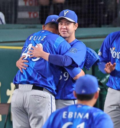 　６回、好リリーフで後続を断ったルイーズ（左）とハグを交わす平良