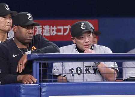 　８回表、厳しい表情で戦況を見守る阿部監督（右）