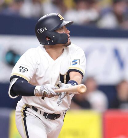 　４回、右中間へ逆転２ランを放つ森友