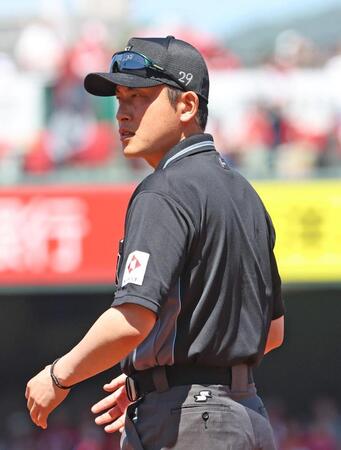 帽子に２９の番号を付けて試合に臨む梅木審判員（撮影・北村雅宏）