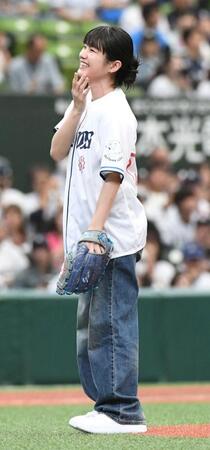 始球式での投球後、苦笑いする蒔田彩珠（撮影・佐藤厚）