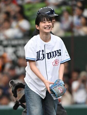 始球式を終え、笑顔を見せる蒔田彩珠