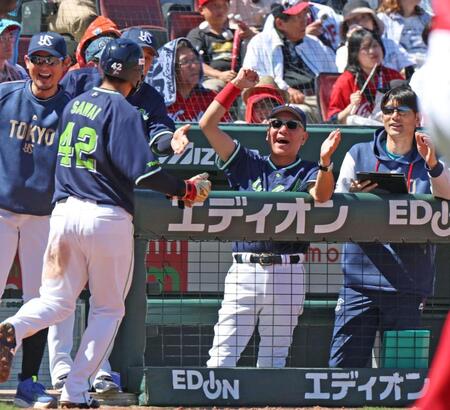 ２回、松本健が先制となる２点適時打を放ち、喜ぶ池山監督（右から２人目）＝撮影・北村雅宏