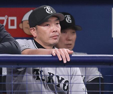 ２回表、ベンチで浮かない表情の阿部監督