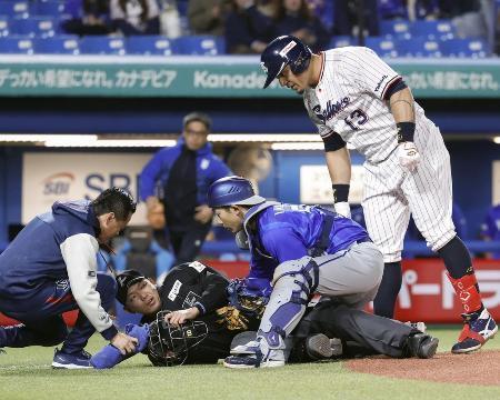 　神宮球場で４月１６日に行われたＤｅＮＡ戦で、ヤクルトのオスナ（右端）のスイングしたバットが手から離れ、側頭部に直撃し、倒れ込む川上審判員