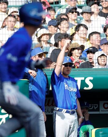 ８回、度会の２点適時打を喜ぶ相川監督（右）＝撮影・西田忠信
