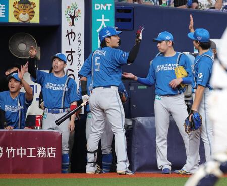 ５回、野村は左越えに２ランを放ちベンチ前でナインの出迎えを受ける（撮影・坂部計介）