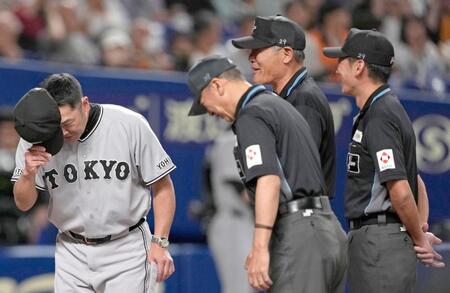 川上審判員の回復を祈り「29」と書いたキャップをかぶり、中日－巨人戦に臨む審判員。左端は阿部監督