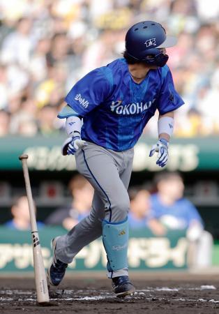 　８回ＤｅＮＡ１死満塁、度会が左前に２点打を放つ＝甲子園