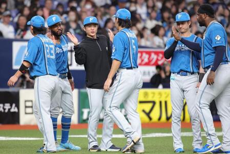 好投した先発の加藤（左から３人目）は笑顔でナインを迎える（撮影・坂部計介）