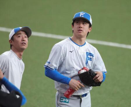 試合前、リラックスムードの北山（右）＝撮影・坂部計介