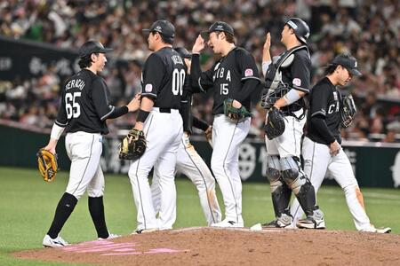 連敗を止め、喜ぶロッテの選手たち