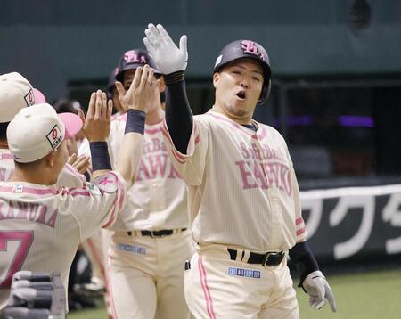 　４回、３ランを放ちナインに迎えられる山川