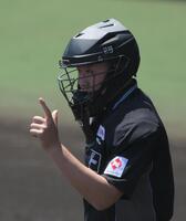 下村主審のヘルメットに貼られた２９の数字（撮影・金居みつよし）
