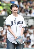 始球式での投球後、苦笑いする蒔田彩珠（撮影・佐藤厚）