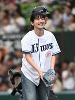 始球式を終え、笑顔を見せる蒔田彩珠