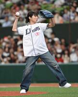 始球式を行う蒔田彩珠