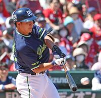２回、先制となる２点適時打を放つ松本健（撮影・北村雅宏）