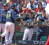２回、松本健が先制となる２点適時打を放ち、喜ぶ池山監督（右から２人目）＝撮影・北村雅宏