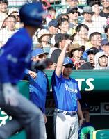 ８回、度会の２点適時打を喜ぶ相川監督（右）＝撮影・西田忠信