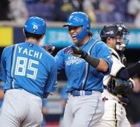 ５回、野村は左越えに２ランを放ち、笑顔で生還する（撮影・坂部計介）