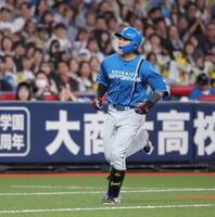 ５回、野村は左越えに２ランを放ち、雄叫びを上げながらホームに向かう（撮影・坂部計介）