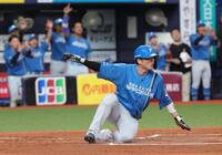 １回、野村の中前打で二走郡司が生還する（撮影・坂部計介）