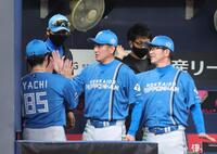 京セラドームでの連敗を止め、ベンチでタッチをかわす新庄監督ら（撮影・坂部計介）