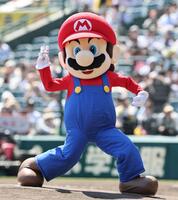 セレモニアルピッチをするマリオ（撮影・田中太一）