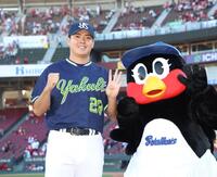 ４勝目を挙げ、お立ち台でポーズをとる松本健（左）＝撮影・北村雅宏