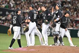 連敗を止め、喜ぶロッテの選手たち