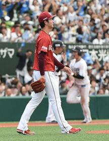 ６回、平沢（右）に逆転３ランを浴び、ぼう然とする古謝（撮影・佐藤厚）