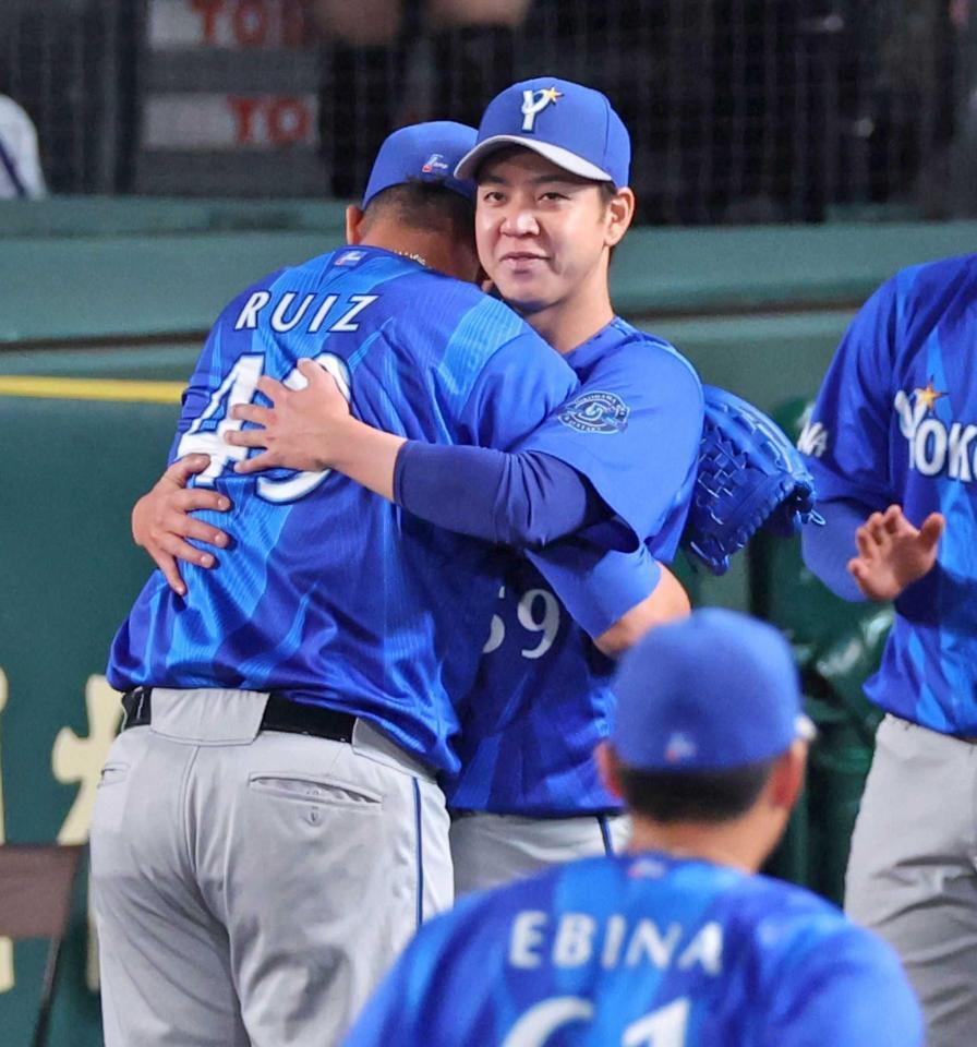 　６回、好リリーフで後続を断ったルイーズ（左）とハグを交わす平良