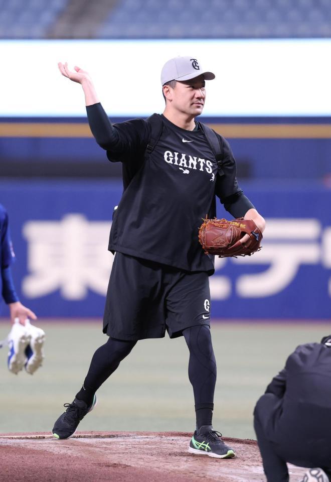 マウンドの感触を確かめる田中将