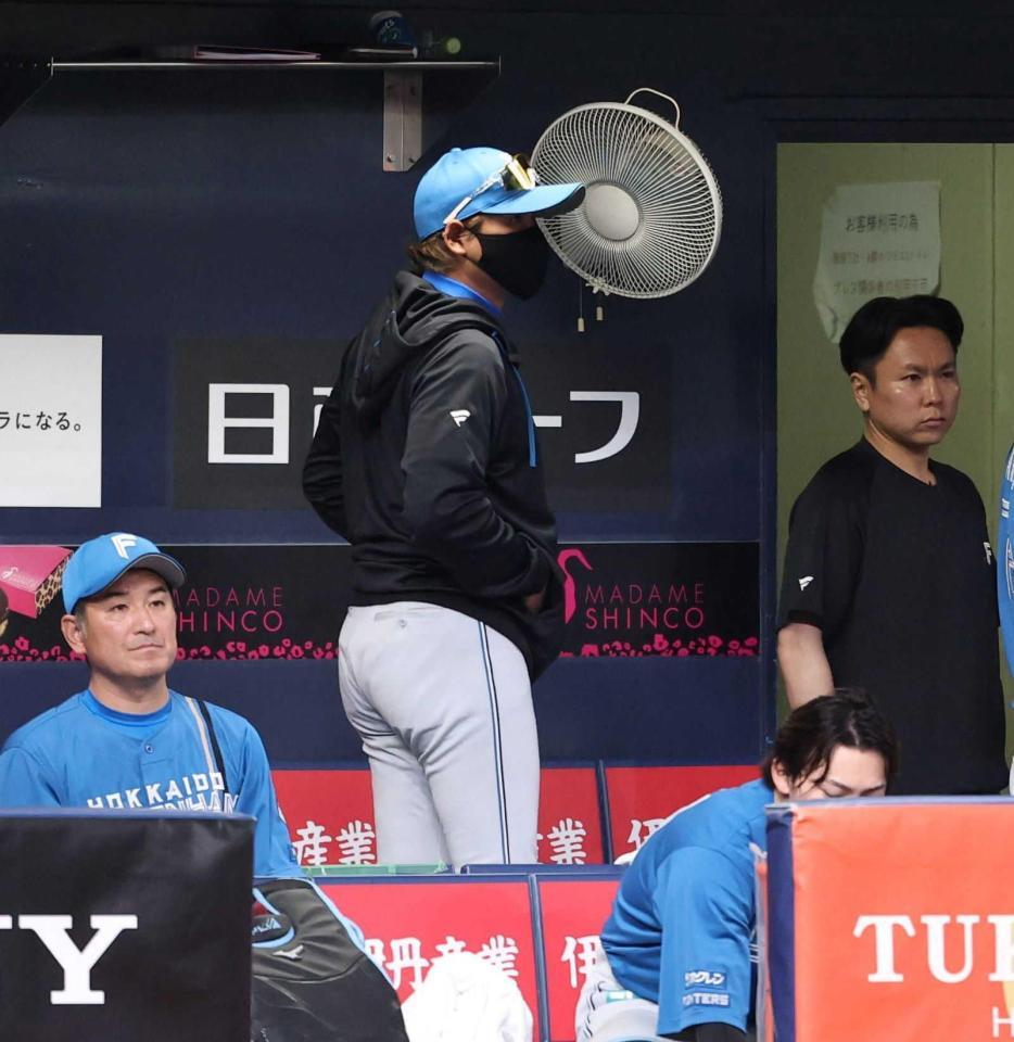 　オリックスに敗れ、足早に引き揚げる新庄監督