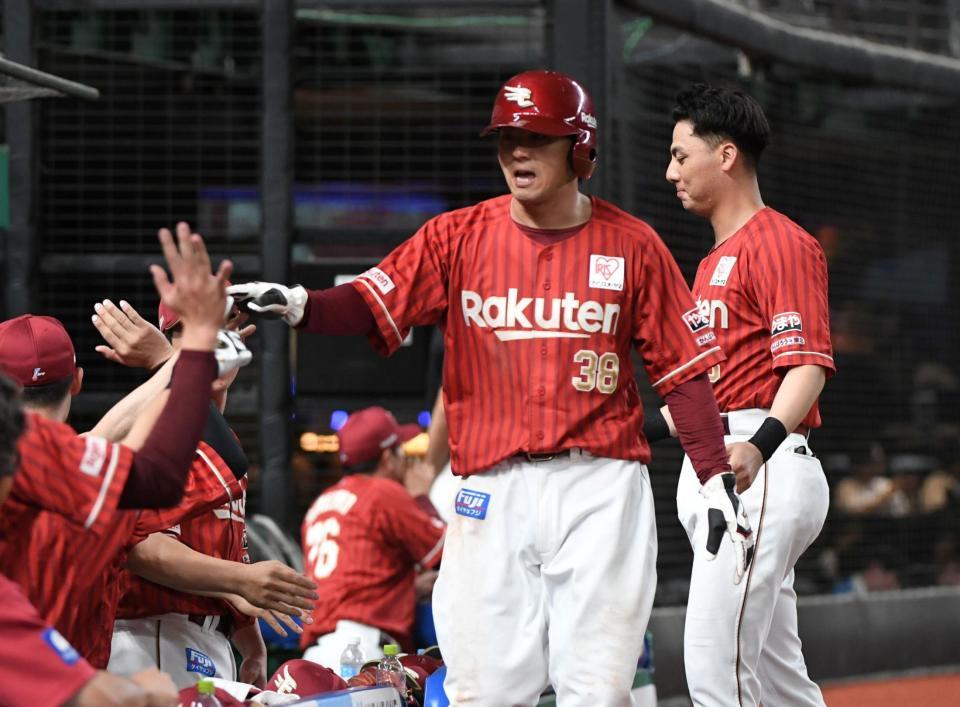 ８回、小郷の左線二塁打で生還し、ナインに迎えられる佐藤（撮影・佐藤厚）
