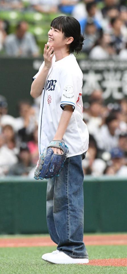 始球式での投球後、苦笑いする蒔田彩珠（撮影・佐藤厚）