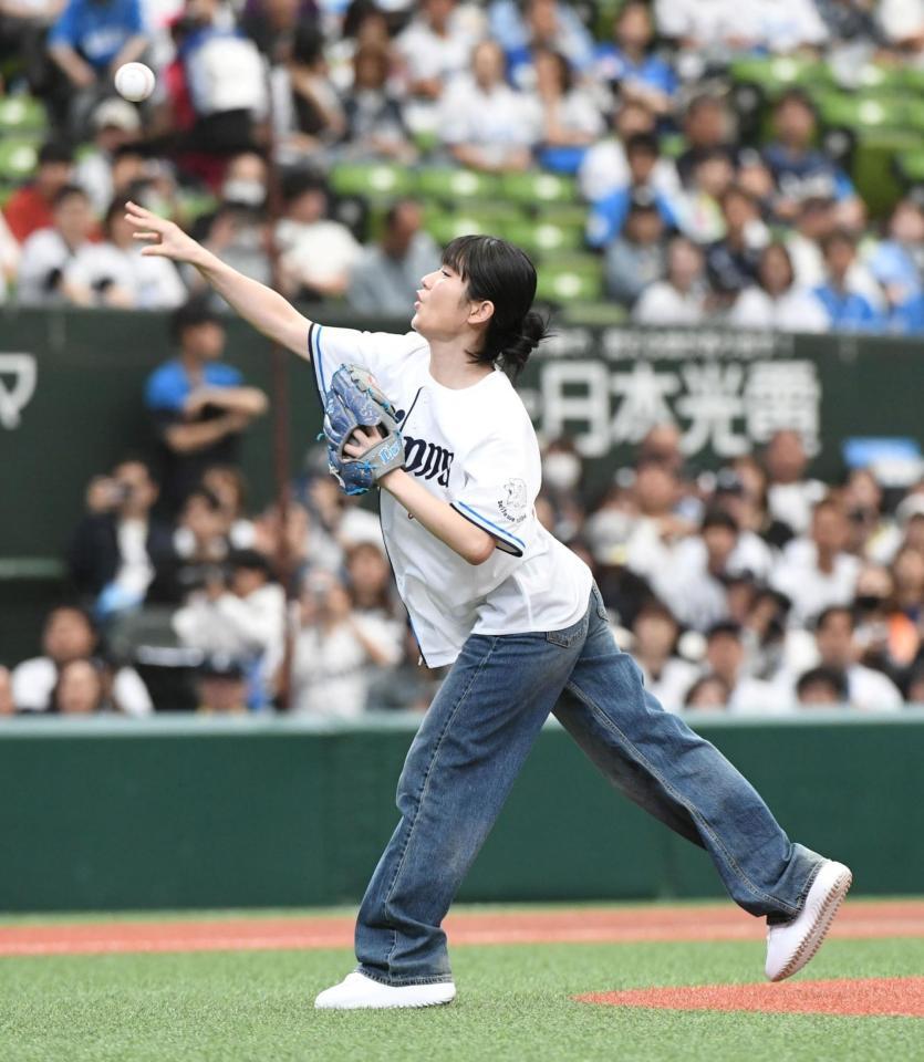 始球式を行う蒔田彩珠（撮影・佐藤厚）