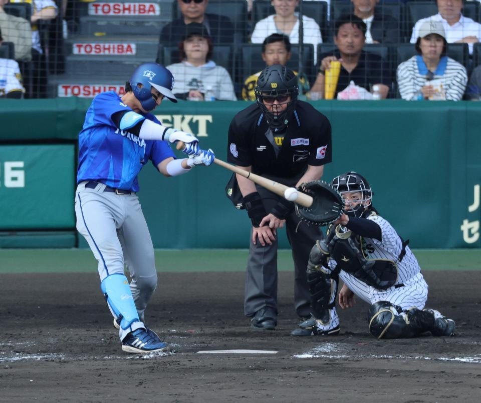 ８回、左前に勝ち越し２点適時打を放つ度会（捕手・坂本）＝撮影・山口登
