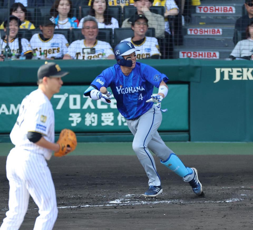 ８回、左前に勝ち越し２点適時打を放つ度会（投手・大竹）＝撮影・山口登