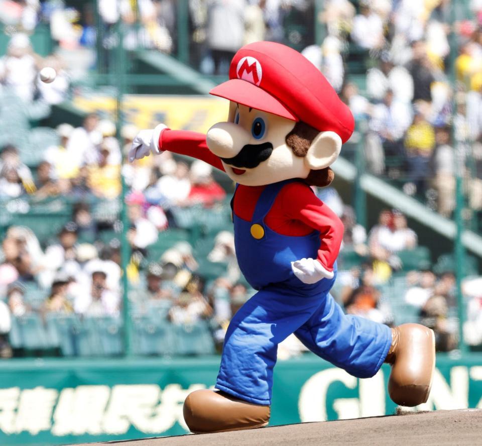 ファーストピッチセレモニーに登場したマリオ（撮影・西田忠信）
